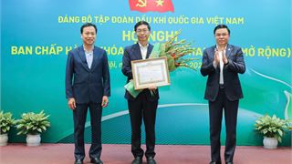 Trao Kỷ niệm chương và Huy hiệu Đảng cho các đảng viên ưu tú của Đảng bộ Petrovietnam