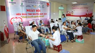 Hàng trăm đơn vị máu được hiến tặng trong Ngày hội hiến máu tình nguyện của BSR