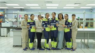 Những bóng hồng thầm lặng giữ "mạch nguồn an toàn" trong lòng nhà máy điện