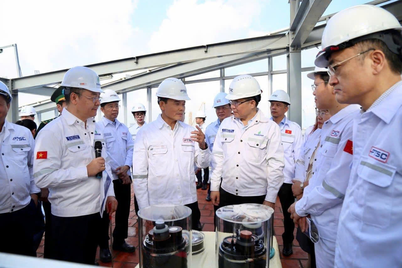 Đồng chí Trần Lưu Quang - Bí thư Trung ương Đảng, Bí thư Thành ủy TP HCM nghe đồng chí Lê Mạnh Hùng - Bí thư Đảng ủy, Chủ tịch HĐTV Petrovietnam giới thiệu về các công trình tiêu biểu của Tập đoàn