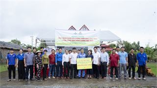 PVCFC tài trợ chiếu sáng nông thôn bằng năng lượng, giảm rủi ro điện vùng sông nước