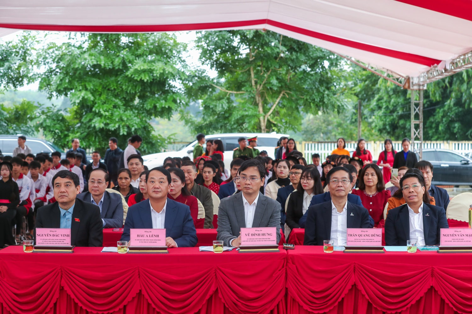 Các đại biểu tham dự buổi lễ.