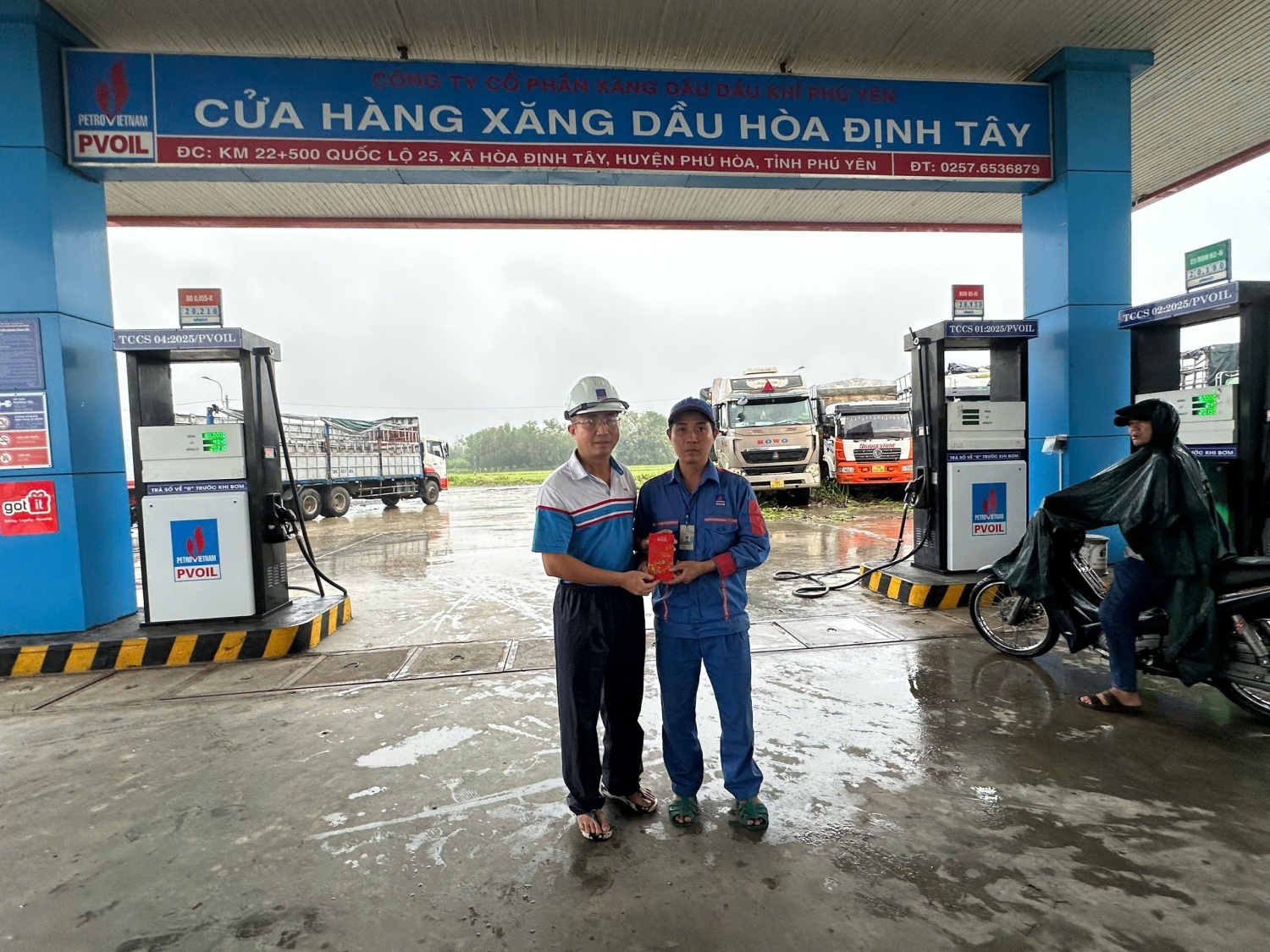 Giám đốc PVOIL Phú Yên trao thưởng cho anh Hồ Quốc Hưng - nhân viên CHXD Hòa Định Tây đã có hành động dũng cảm cứu người