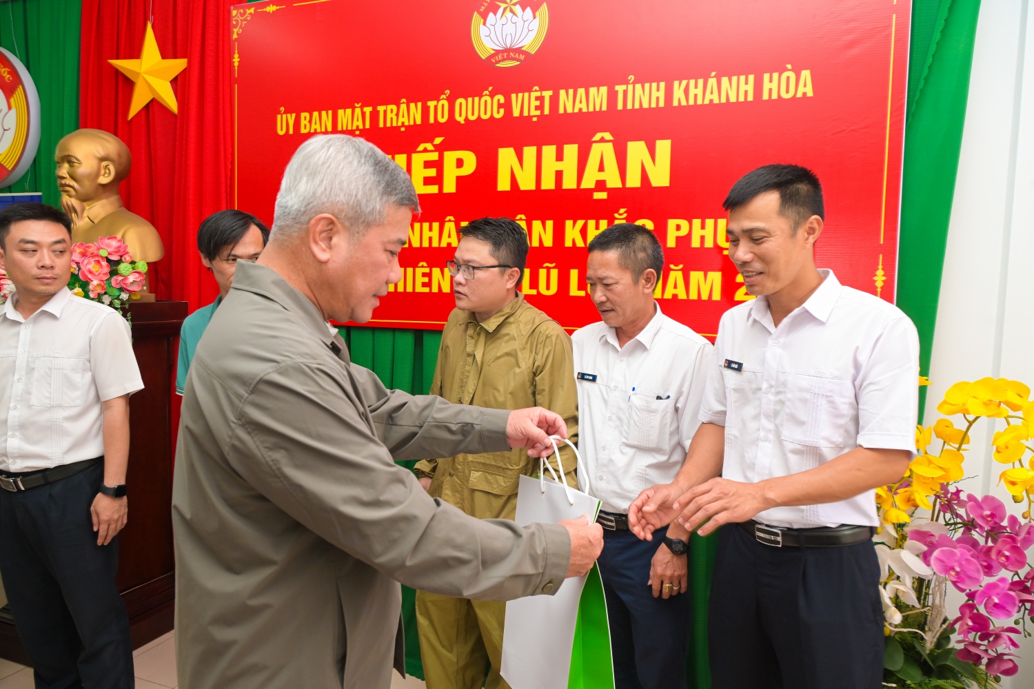 Phó Tổng Giám đốc Petrovietnam Đỗ Chí Thanh tặng quà cho người lao động Petrocamranh