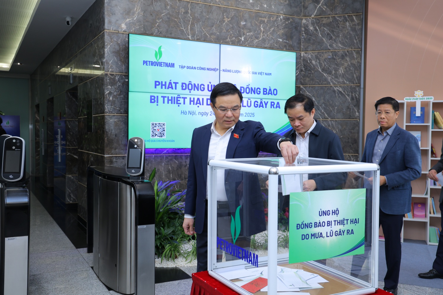 Chủ tịch HĐTV Petrovietnam Lê Manh Hùng ủng hộ đồng bào vùng lũ lụt
