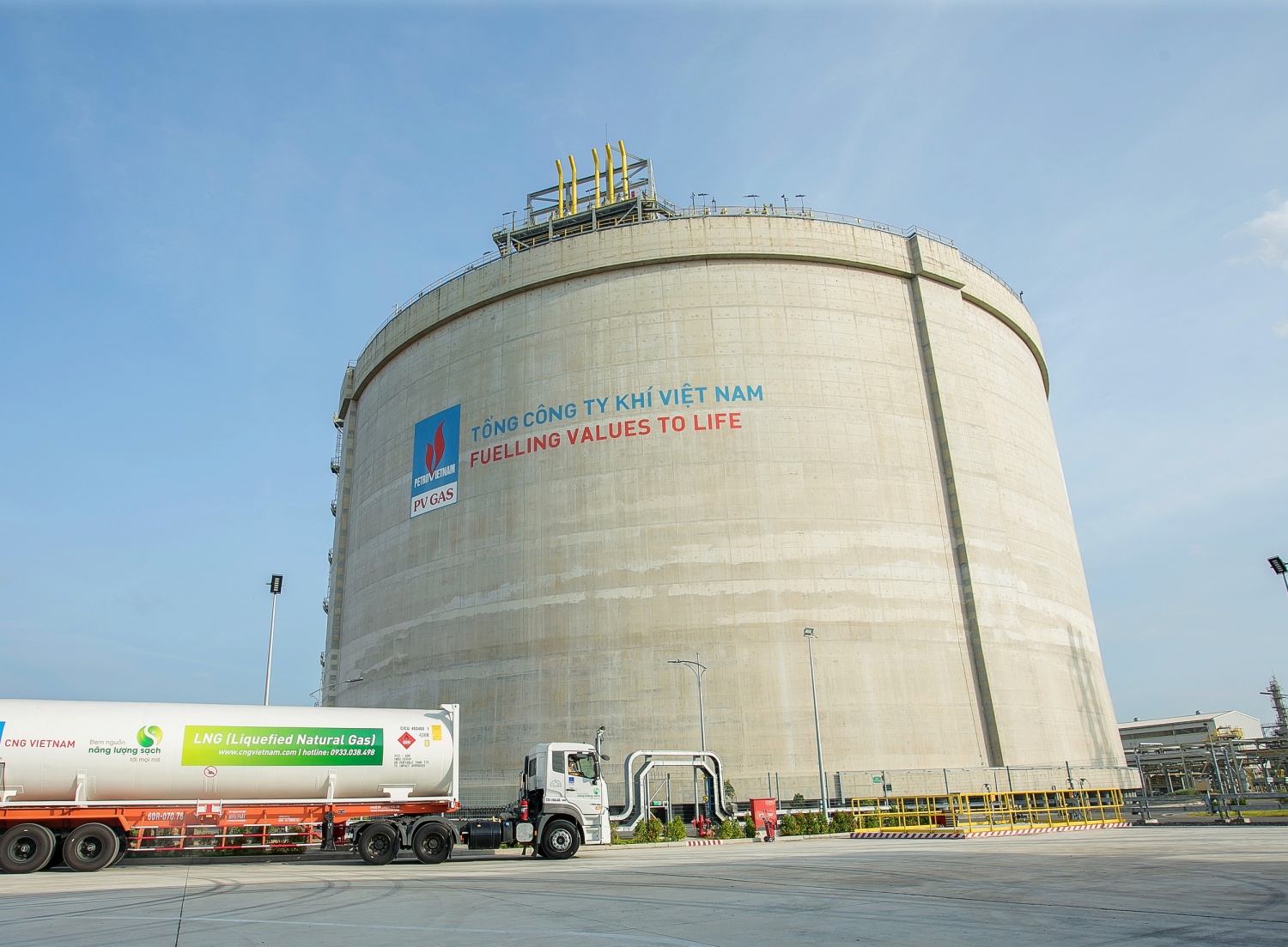 Bồn chứa LNG có chiều cao trên 50m – tương đương một tòa nhà 15-17 tầng và đường kính lên tới 82m, dung tích 180.000m3