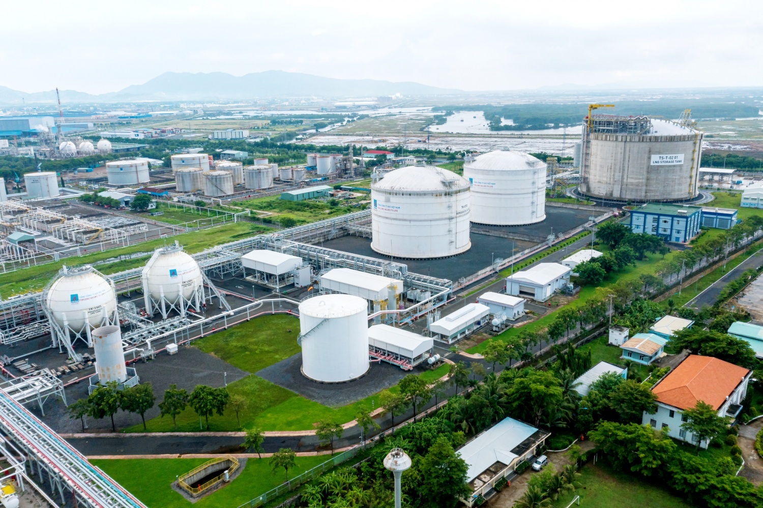 Petrovietnam hoàn toàn có khả năng đi đầu trong phát triển năng lượng sạch, đặc biệt là LNG, hydrogen, điện gió ngoài khơi và các công nghệ giảm phát thải (Ảnh: Kho cảng LNG Thị Vải của PV GAS)