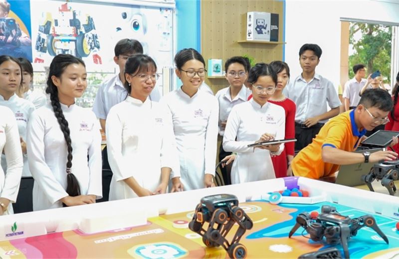 Khi học sinh lần đầu chạm tay vào robot