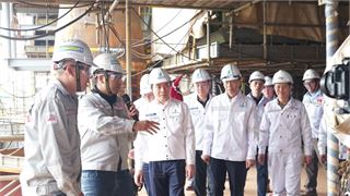 Chủ tịch HĐTV Petrovietnam Lê Ngọc Sơn chúc Tết và động viên người lao động trên công trường Dự án Lô B