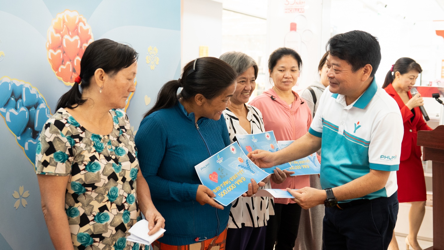 Ông Tống Xuân Phong trao quà Tết cho bà con.