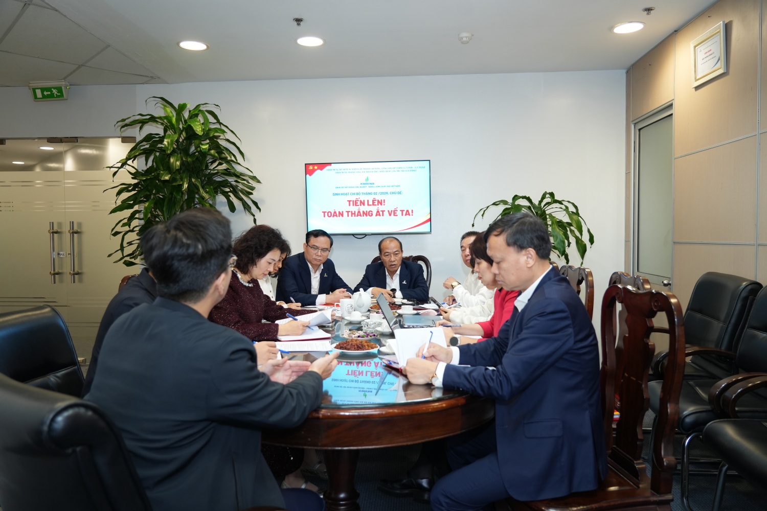 Đồng chí Phạm Quang Dũng, Ủy viên Ban Thường vụ Đảng ủy, Chánh Văn phòng Đảng ủy Tập đoàn, Phó Bí thư thường trực Đảng ủy BMQL&ĐH phổ biến, quán triệt các nội dung tại sinh hoạt Chi bộ Văn phòng Đảng ủy Tập đoàn.