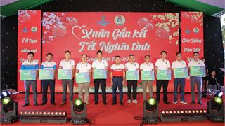 “Petrovietnam: Xuân Gắn kết - Tết Nghĩa tình” đến với người lao động PVOIL khu vực Tây Nam bộ