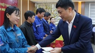 Phó Chủ tịch Quốc hội Vũ Hồng Thanh chúc Tết và tặng quà người lao động BSR
