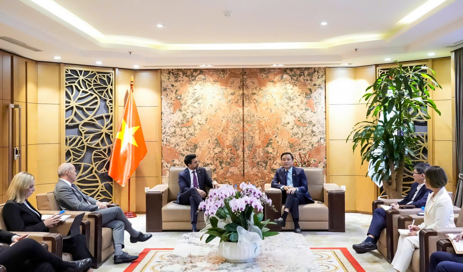 Chủ tịch HĐTV Petrovietnam Lê Ngọc Sơn tiếp và làm việc với ông Maninder Sidhu - Bộ trưởng Thương mại Quốc tế Canada.