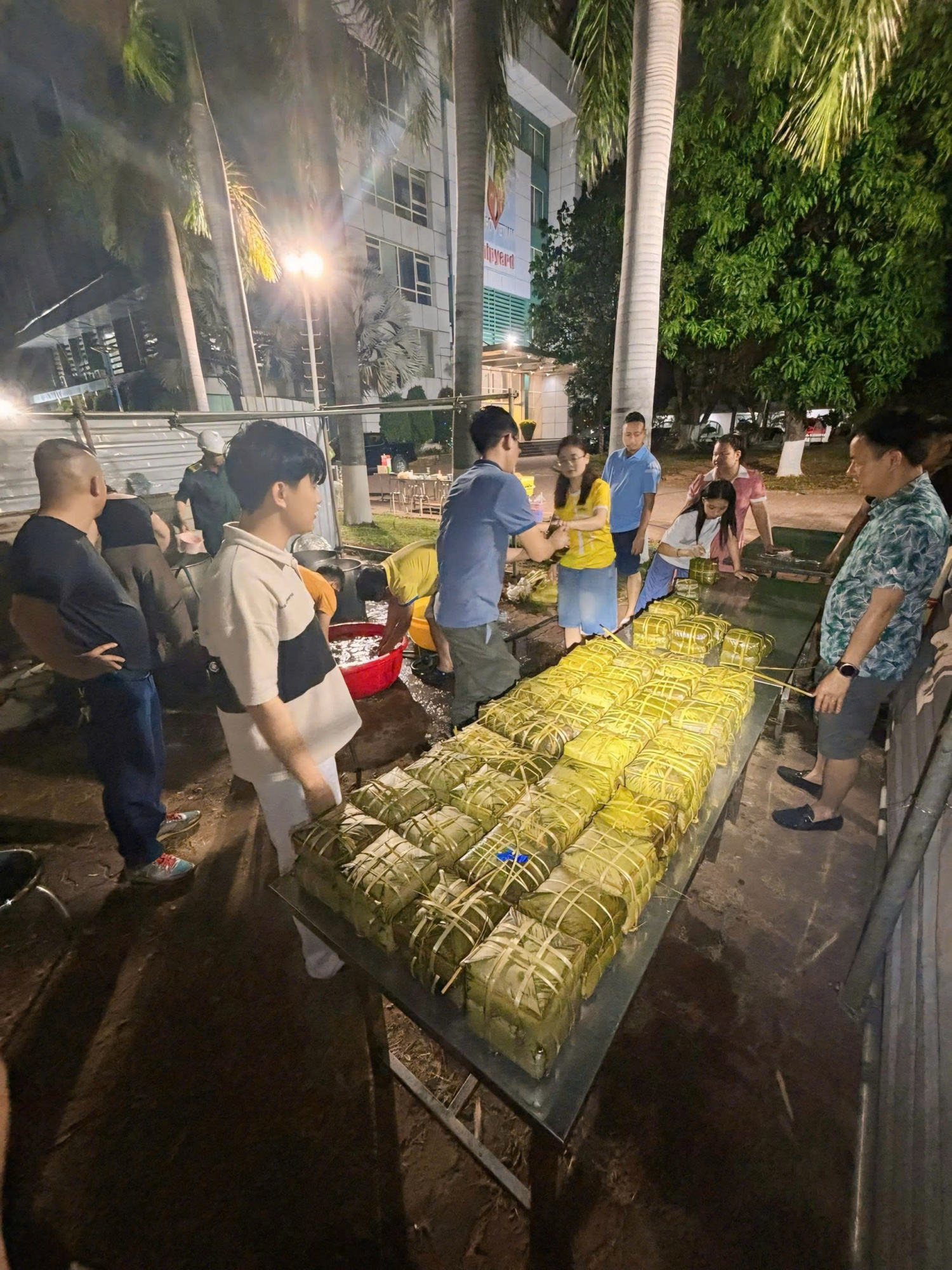 Hoạt động mang tính truyền thống như gói bánh chưng ngày Tết là một trong những cách doanh nghiệp nuôi dưỡng tinh thần đoàn kết nội bộ – yếu tố nền tảng cho sự phát triển bền vững.
