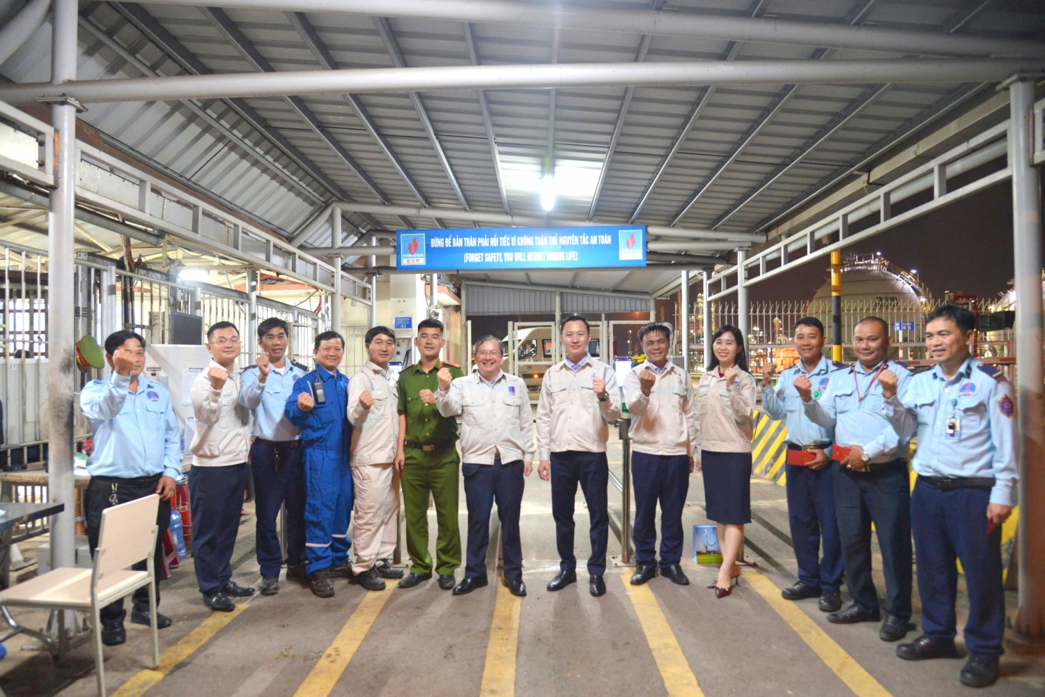 Đại diện ban lãnh đạo BSR và người lao động thể hiện quyết tâm phấn đấu đạt nhiều thành tích trong năm mới Bính Ngọ 2026.