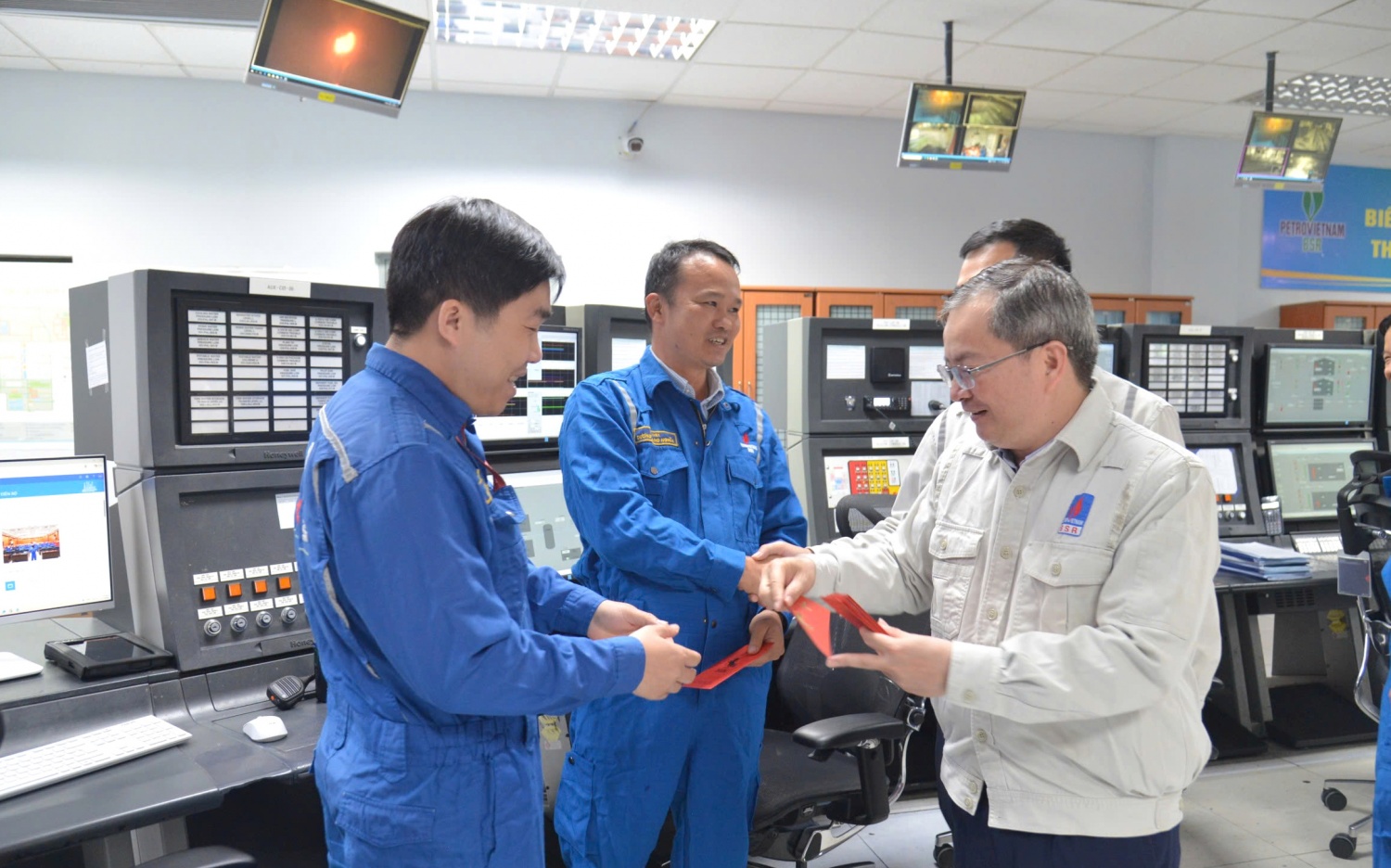 Đồng chí Khương Lê Thành, Phó Bí thư Thường trực Đảng ủy, Thành viên HĐQT BSR thăm hỏi, chúc Tết và lì xì may mắn cho các nhân sự đang trực vận hành nhà máy.