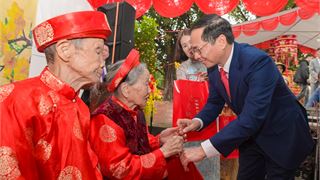 [Chùm ảnh] Phó Thủ tướng Bùi Thanh Sơn chúc Tết các cụ cao niên phường Tây Mỗ (Hà Nội)