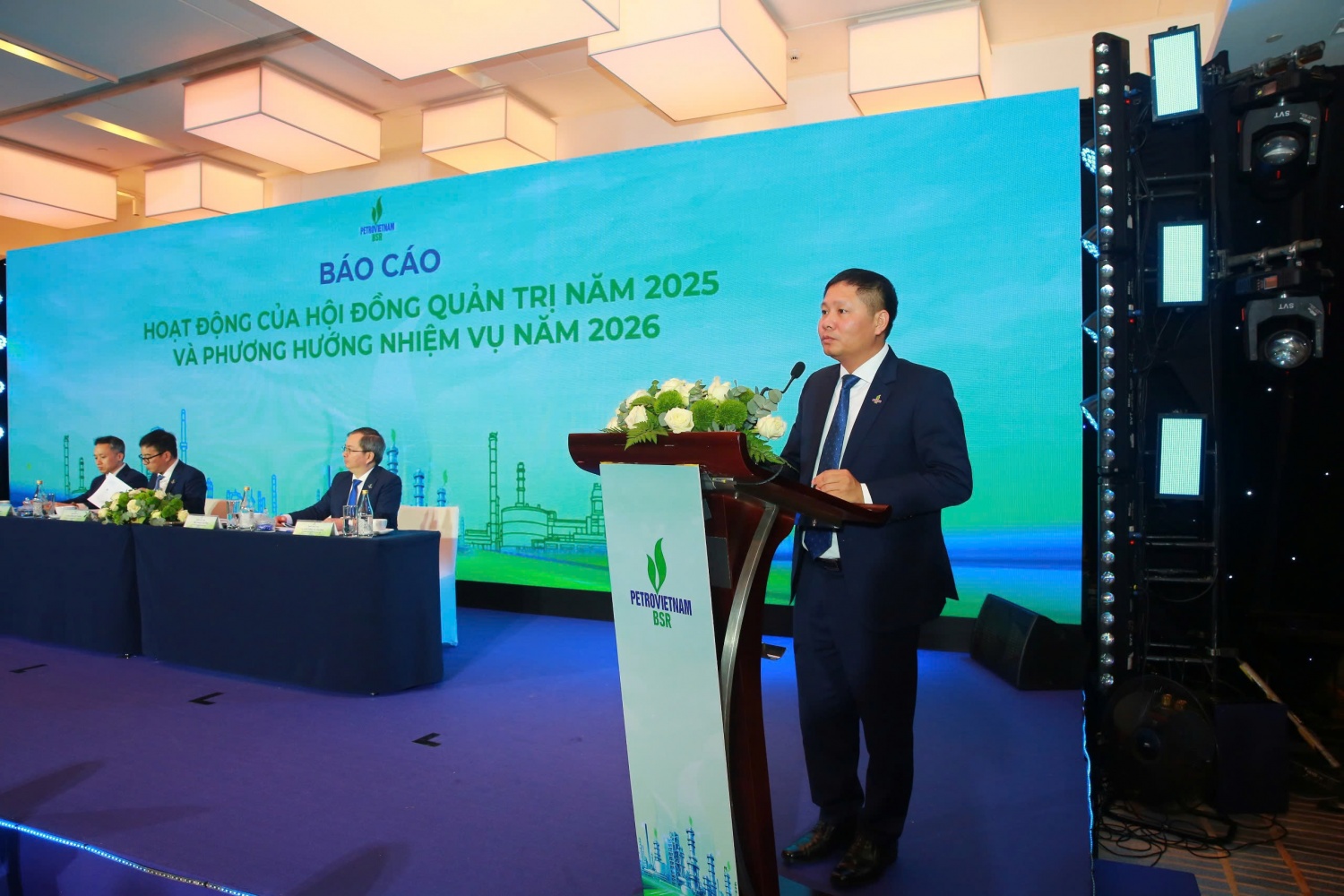 Chủ tịch HĐQT Bùi Ngọc Dương thay mặt HĐQT trình bày báo cáo hoạt động năm 2025 và phương hướng, nhiệm vụ năm 2026 của HĐQT, nhấn mạnh vai trò nâng cao năng lực quản trị, hoạch định chiến lược và gia tăng giá trị doanh nghiệp.