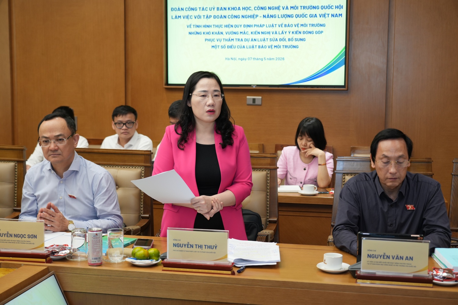 Phó Chủ nhiệm Ủy ban Pháp luật và Tư pháp Nguyễn Thị Thủy trao đổi tại buổi làm việc.