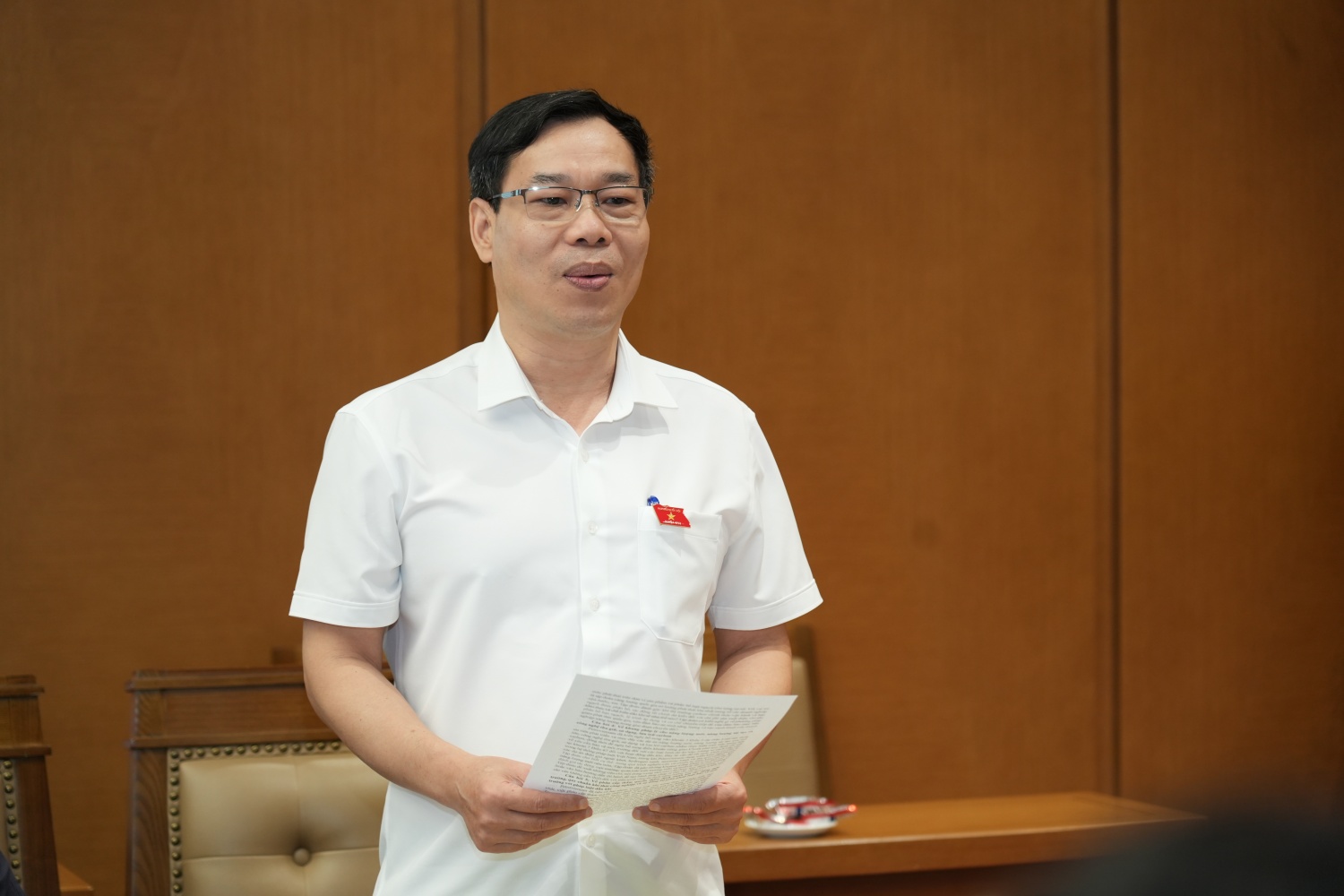 Phó Chủ nhiệm Ủy ban KHCN&MT Đỗ Đức Hồng Hà trao đổi tại buổi làm việc.