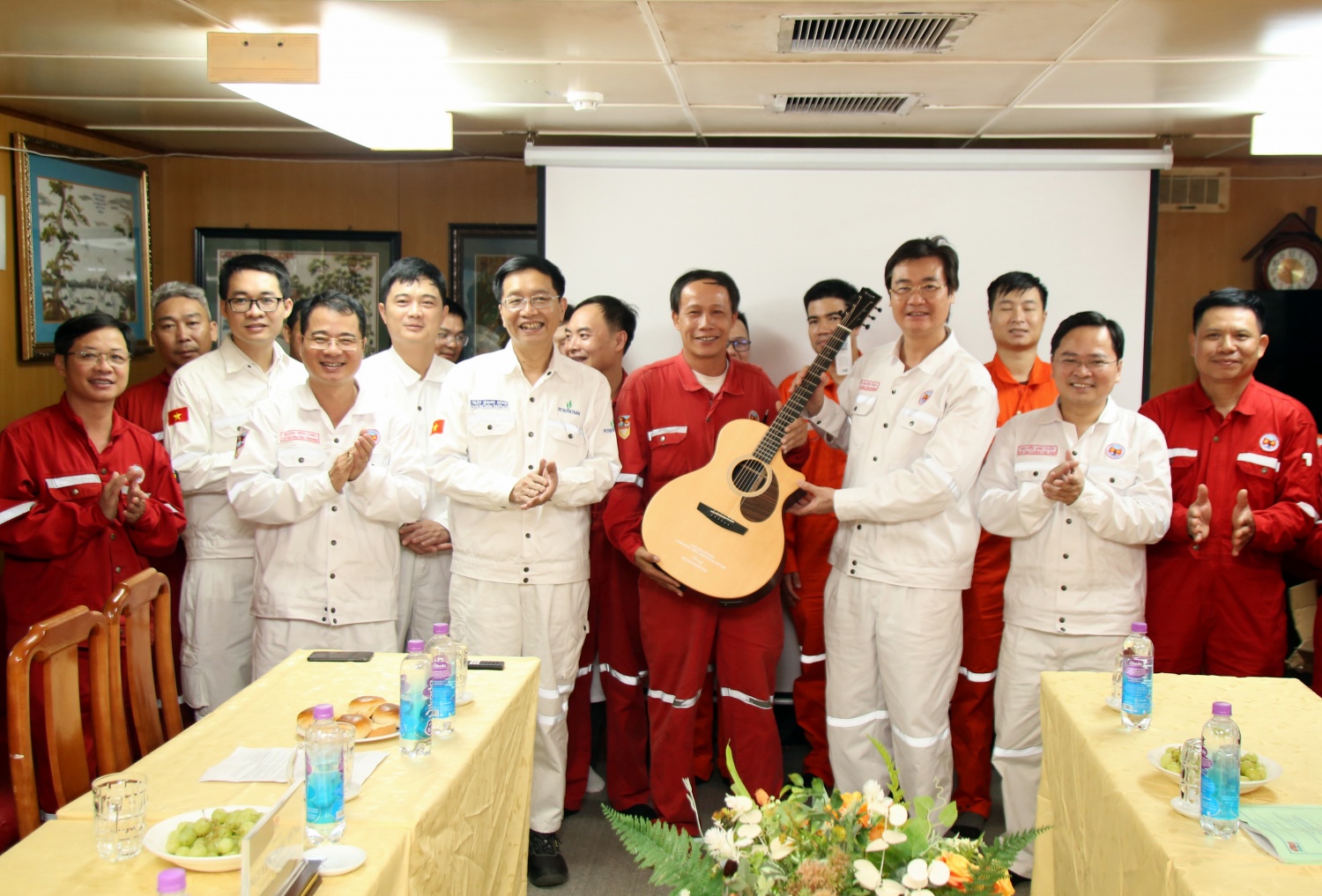 Đồng chí Nguyễn Mạnh Kha - Chủ tịch Công đoàn Petrovietnam tặng cây đàn guitar giúp nâng cao đời sống văn hóa tinh thần trên giàn.