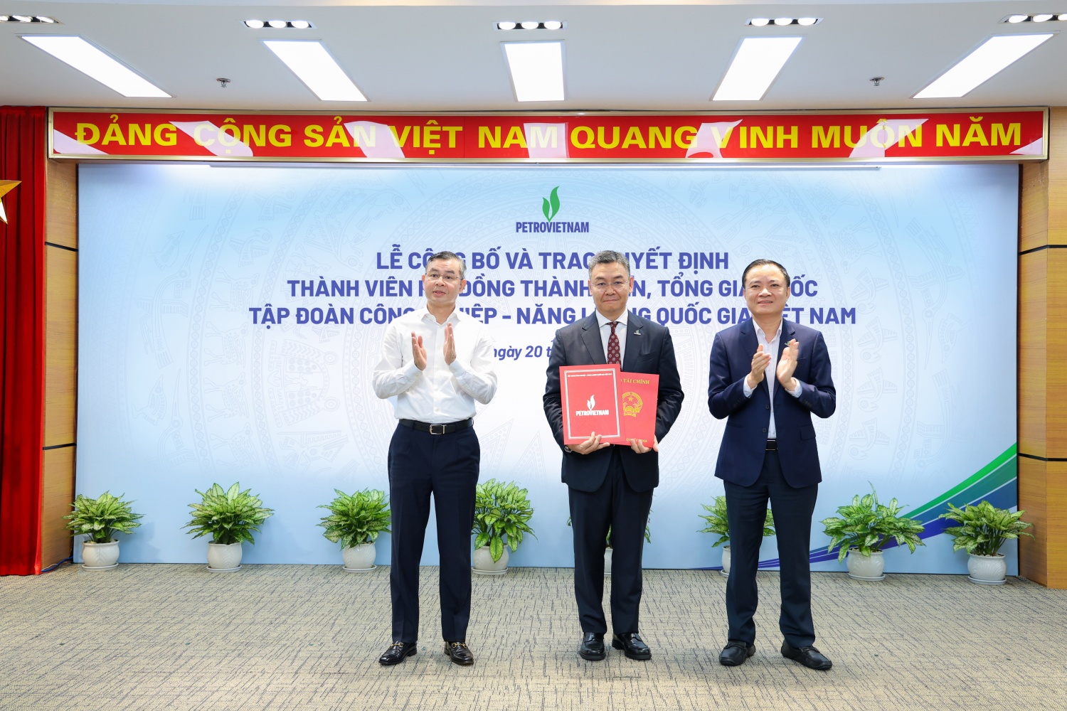 Bộ trưởng Bộ Tài chính Ngô Văn Tuấn và Chủ tịch HĐTV Petrovietnam Lê Ngọc Sơn trao quyết định bổ nhiệm ông Lê Mạnh Cường giữ chức vụ Tổng Giám đốc Tập đoàn