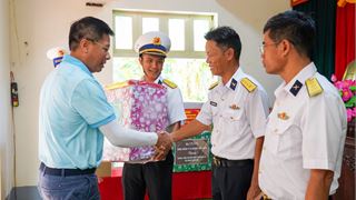 Petrovietnam thăm, động viên cán bộ chiến sĩ, người dân tại huyện đảo Trường Sa và Nhà Giàn DK-I/20