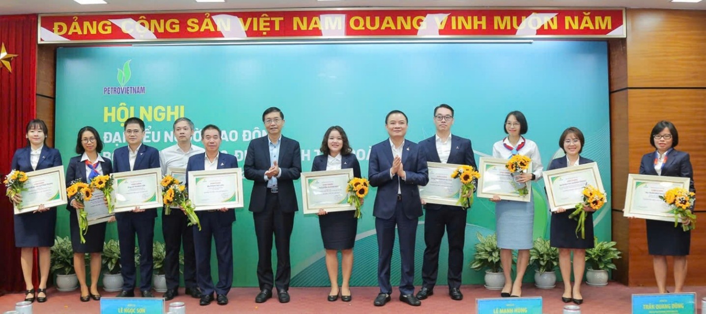 Các cá nhân có thành tích xuất sắc tại BMQL&ĐH Tập đoàn được vinh danh năm 2024