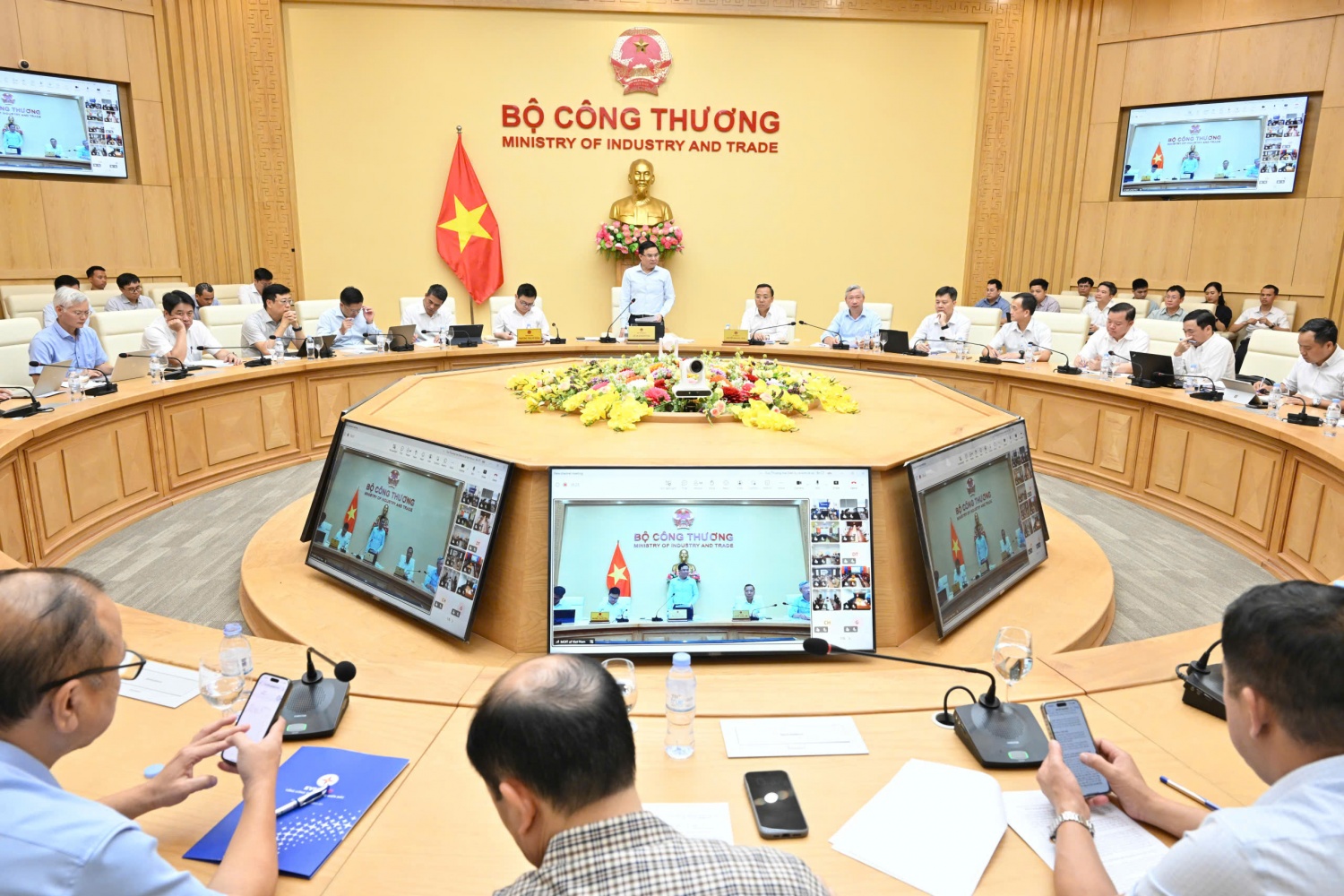 Bộ trưởng Bộ Công Thương Lê Mạnh Hùng làm việc với các tập đoàn, tổng công ty về việc đảm bảo cung ứng điện trong cao điểm mùa khô 2026.