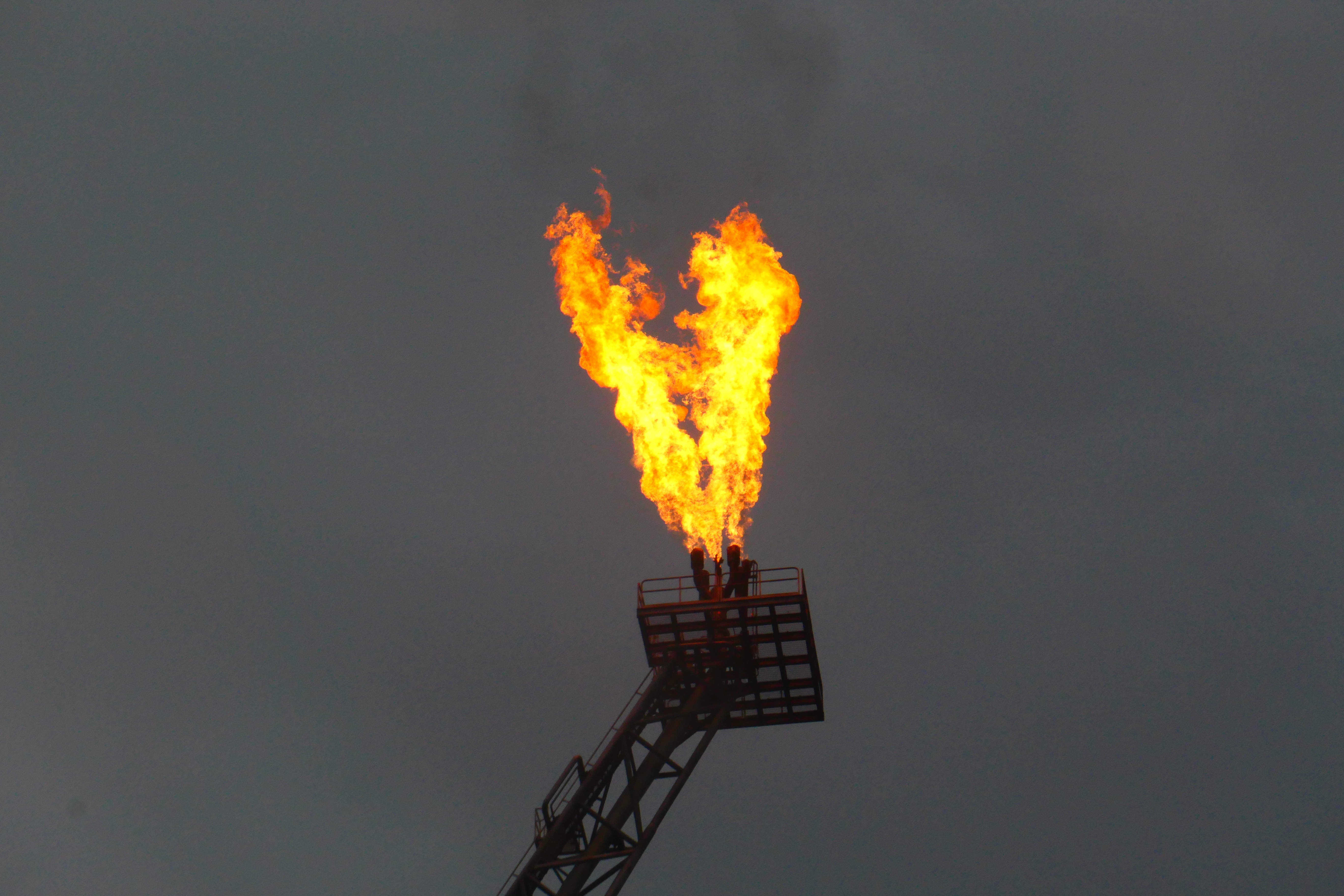 Ngọn lửa từ Flare đốt trở lại sau khi tắt trong quá trình bảo dưỡng