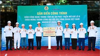 Gắn biển công trình Giàn công nghệ trung tâm Dự án phát triển mỏ khí Lô B chào mừng thành công Đại hội XIV Công đoàn Việt Nam