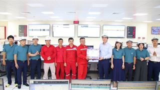 Chủ tịch Công đoàn Petrovietnam thăm, tặng quà NLĐ tại Nhà máy điện Nhơn Trạch 3 và 4