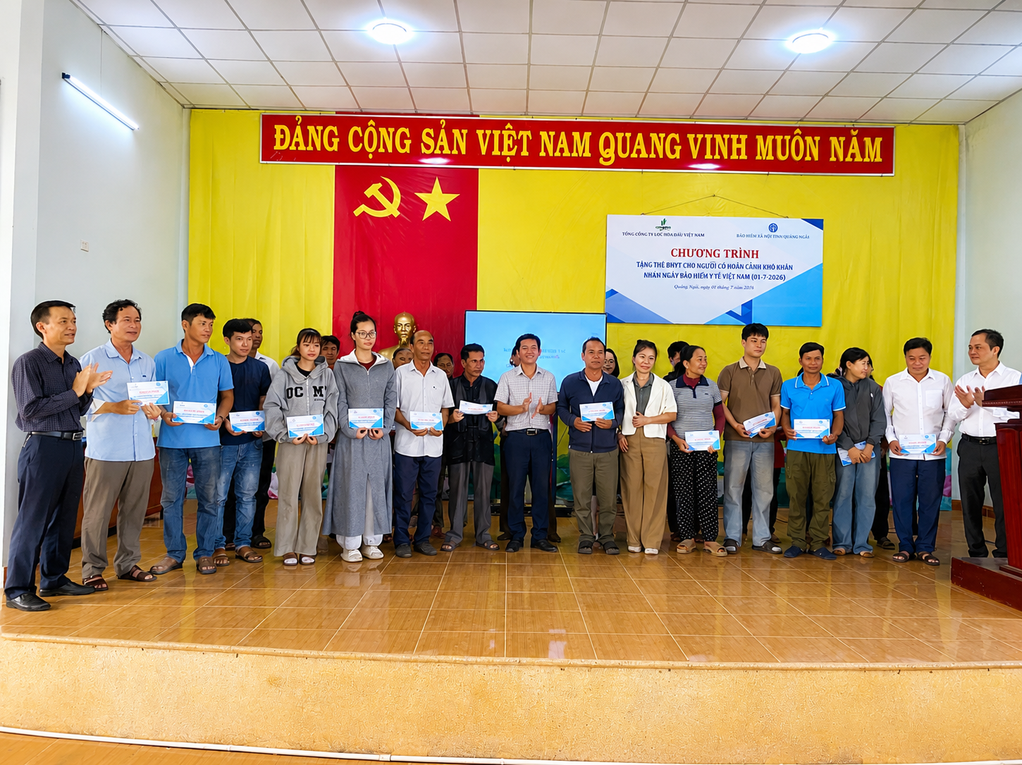 BSR tặng hàng trăm thẻ BHYT cho người nghèo quanh NMLD Dung Quất”