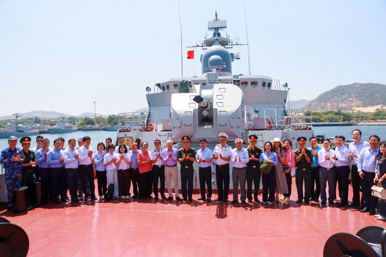 Các đại biểu tham dự hội thảo tham quan thực tế trên tàu hộ vệ tên lửa tại Bộ Tư lệnh Vùng 4 Hải quân.
