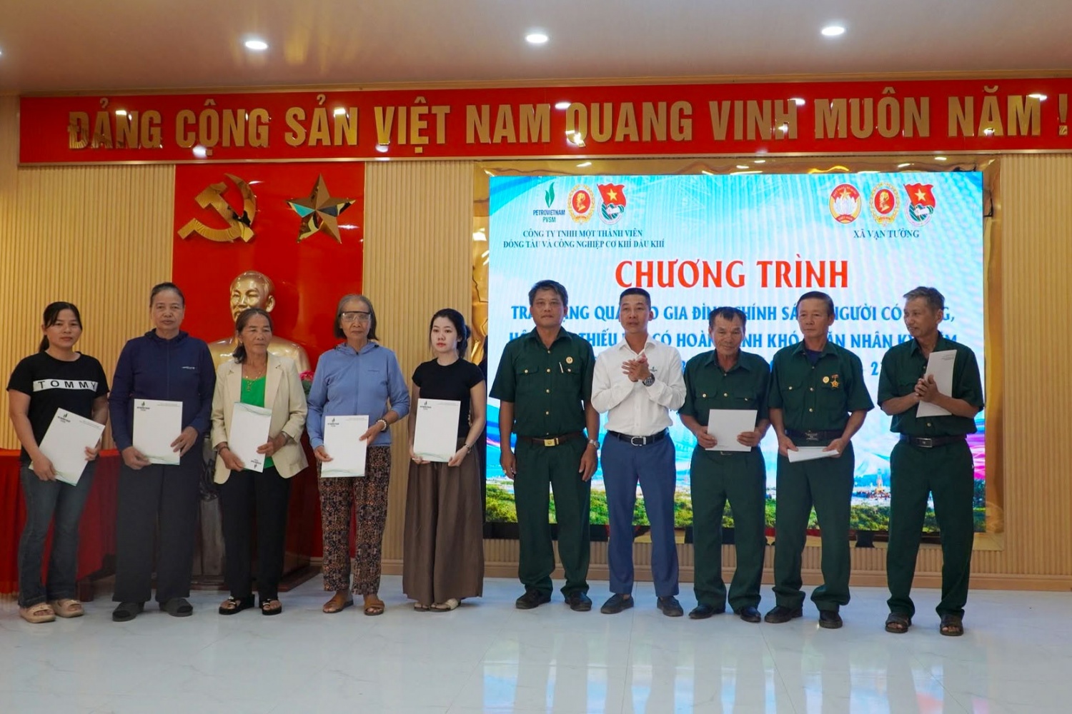 Ông Trần Quốc Vinh - Phó Chủ tịch Công đoàn PVSM và đại diện Hội CCB xã vạn Tường tặng quà cho bà con có hoàn cảnh khó khăn.