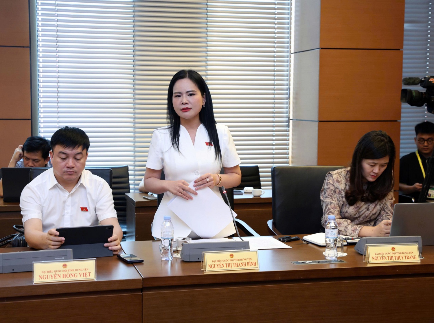 Đại biểu Nguyễn Thị Thanh Bình - Đoàn ĐBQH tỉnh Hưng Yên nêu quan điểm về dự thảo Luật Dầu khí (sửa đổi).