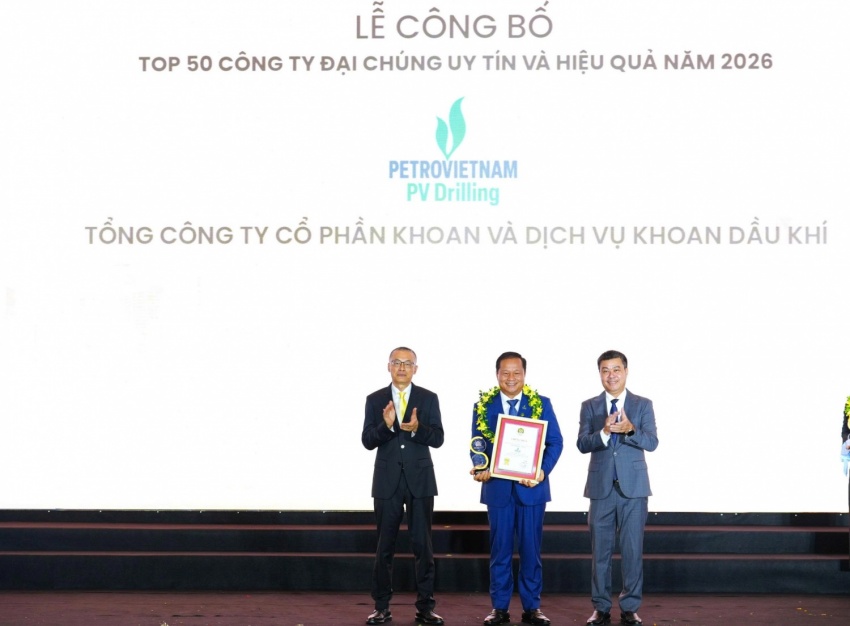 PV Drilling Chairman Mai The Toan receives the VIX50 2026 award on behalf of the company.