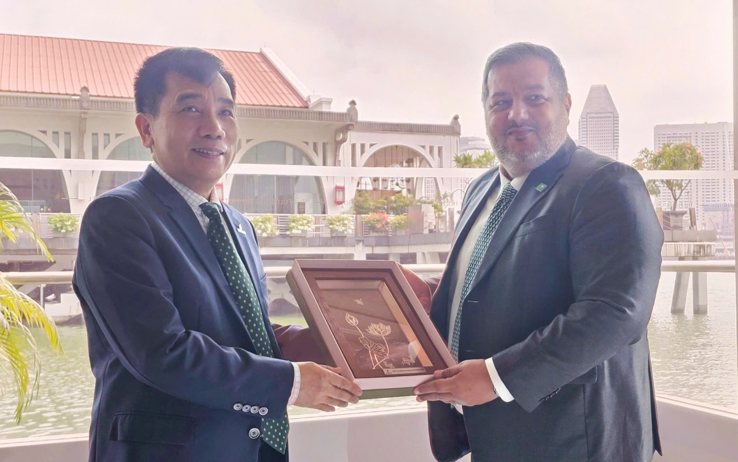 Phó Tổng Giám đốc Lê Xuân Huyên trao quà lưu niệm cùng ông Abdulaziz Hamdan - Phó Chủ tịch phụ trách Phát triển kinh doanh và Giao dịch mới, Aramco Trading.
