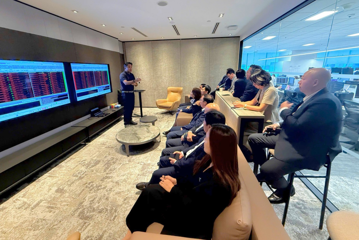 Đoàn đại biểu PETROVIETNAM trực tiếp theo dõi phiên MOC (Market on Close) tại S&P Global Energy.