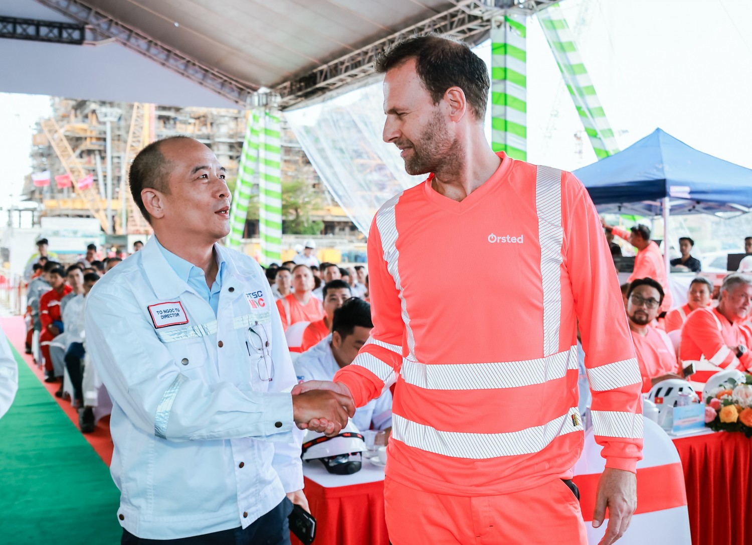Ông Ulrik Lang - Giám đốc điều hành Dự án Baltica 2 và ông Tô Ngọc Tú - Giám đốc PTSC M&C, trong lễ hạ thủy và bàn giao 4 trạm biến áp ngoài khơi (OSS) thuộc Dự án Baltica 2