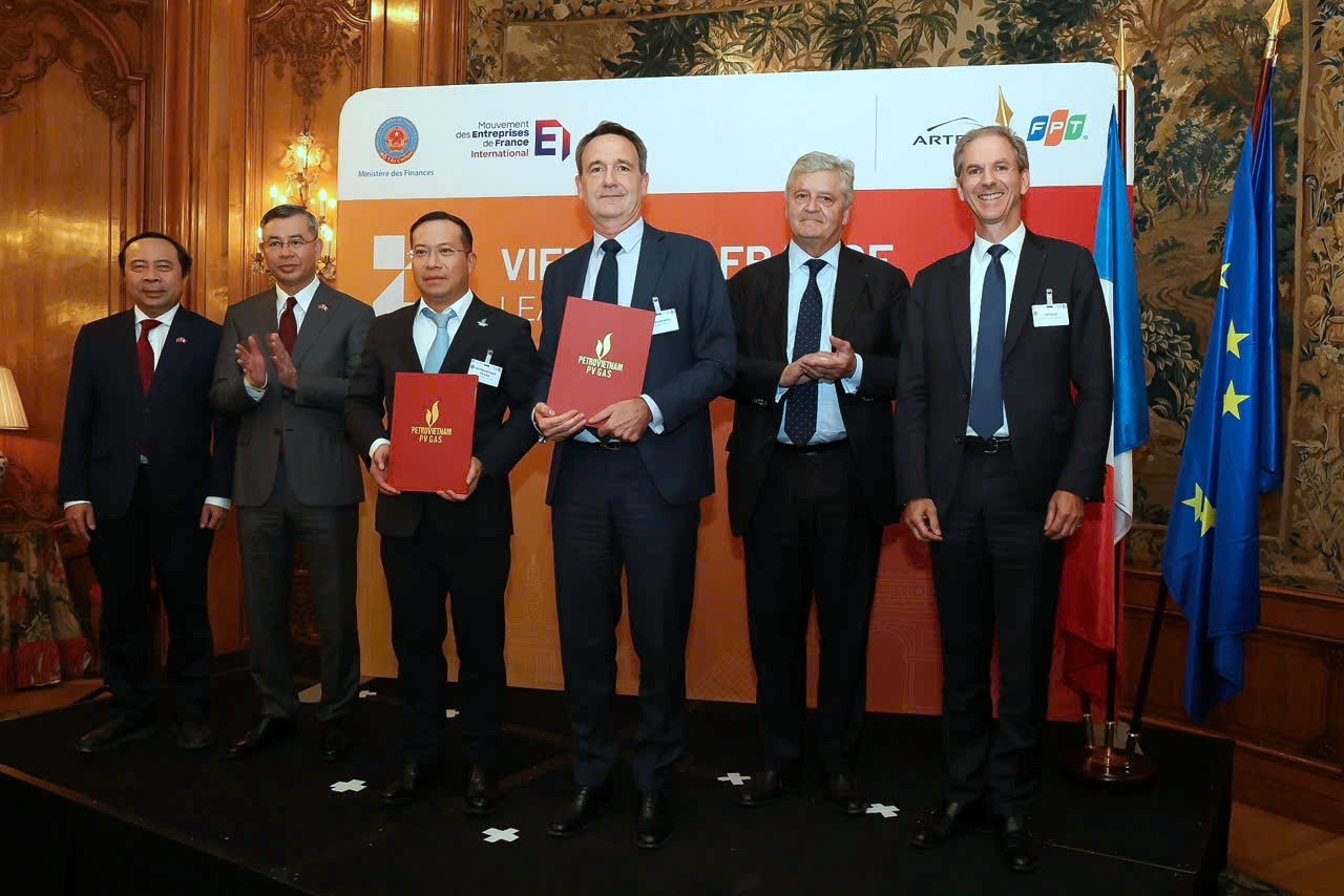 Ông Nguyễn Huy Hoàng, Thành viên HĐQT phụ trách HĐQT PV GAS và ông Arnaud Lenail Chouteau, Phó Chủ tịch Cấp cao kiêm Tổng Giám đốc TotalEnergies Gas & Power Activities trao MOU hợp tác giữa hai bên.