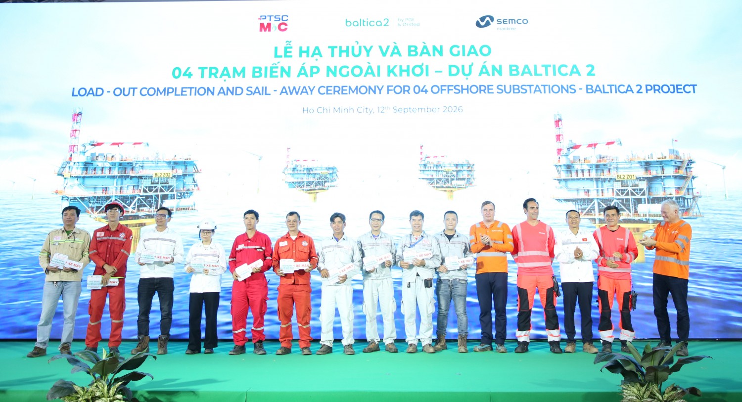 Tại buổi lễ, Ban Tổ chức đã thực hiện bốc thăm trúng thưởng 10 xe máy dành cho cán bộ nhân viên, người lao động tham gia dự án. (Ảnh: Trao thưởng cho những người may mắn trúng giải của chương trình)