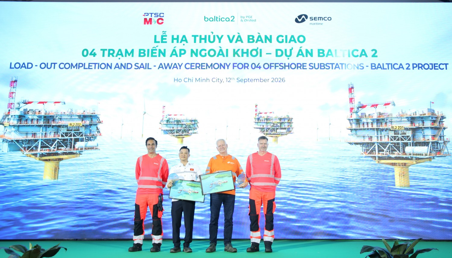 Ørsted trao tặng quà và kỷ niệm chương cho Semco Maritime và PTSC M&C.