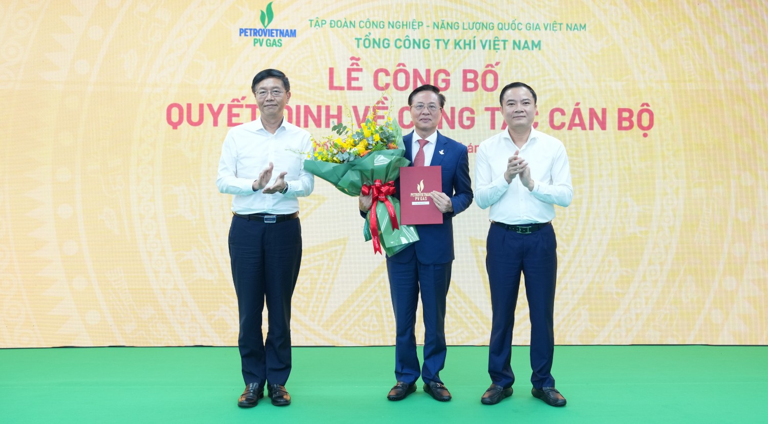 Ông Lê Ngọc Sơn – Bí thư Đảng ủy, Chủ tịch HĐTV PETROVIETNAM; ông Trần Quang Dũng – Phó Bí thư Thường trực Đảng ủy PETROVIETNAM chúc mừng Tân Chủ tịch HĐQT PV GAS.