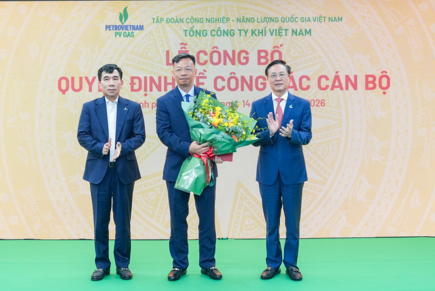 Phó Tổng Giám đốc PETROVIETNAM Lê Xuân Huyên và Chủ tịch HĐQT PV GAS Bùi Minh Tiến chúc mừng Thành viên HĐQT PV GAS Nguyễn Tuấn Anh.