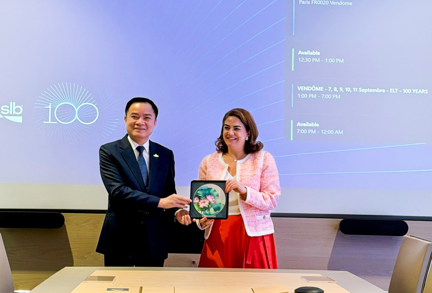 Chủ tịch HĐTV PETROVIETNAM Lê Ngọc Sơn tặng quà lưu niệm lãnh đạo Genvia