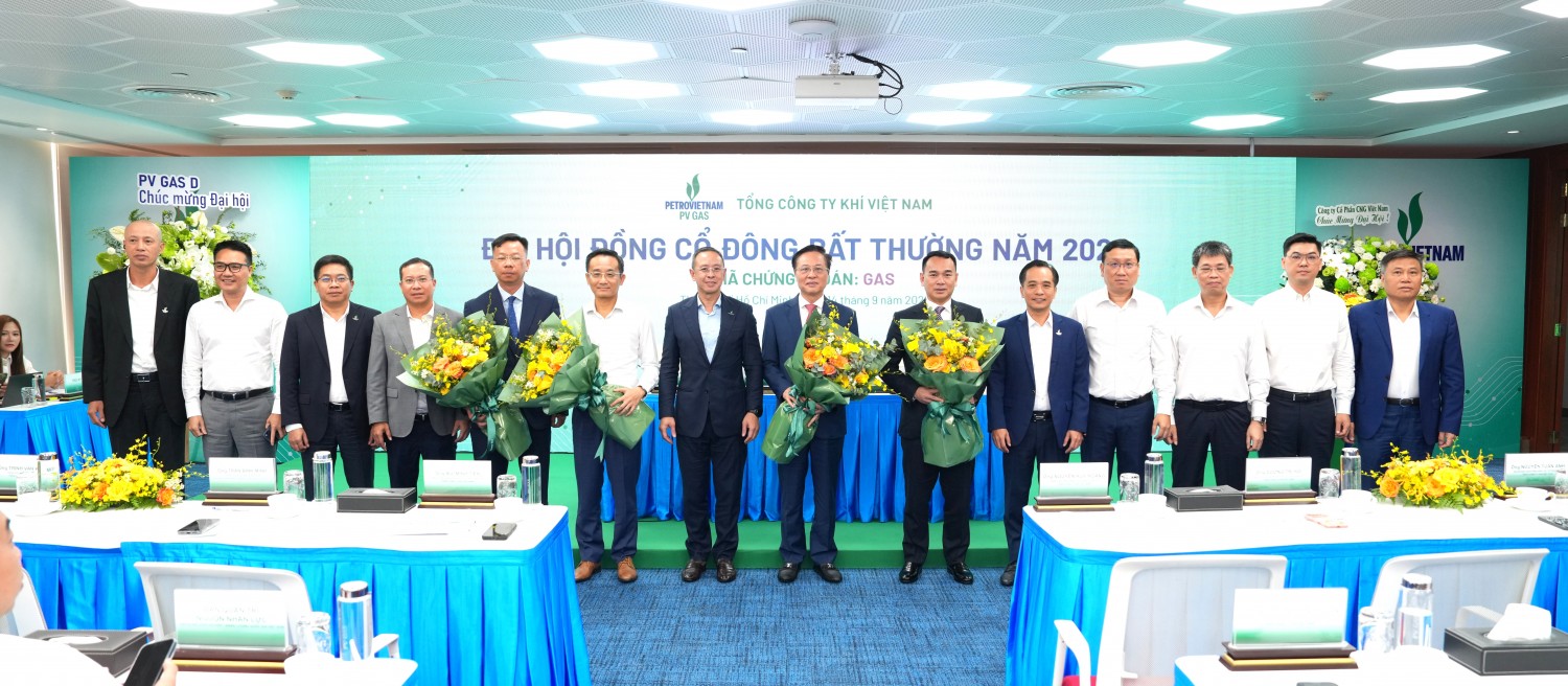 Thành viên HĐTV PETROVIETNAM Trần Bình Minh chúc mừng thành công của Đại hội