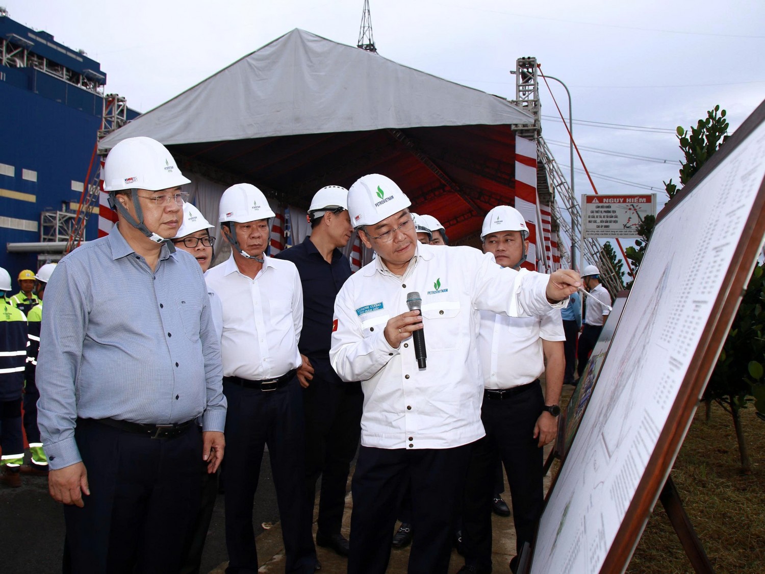 Phó Thủ tướng Thường trực Chính phủ Phạm Gia Túc nghe báo cáo của PETROVIETNAM về các dự án NMNĐ Sông Hậu 1 và hạ tầng tại TTĐL Sông Hậu