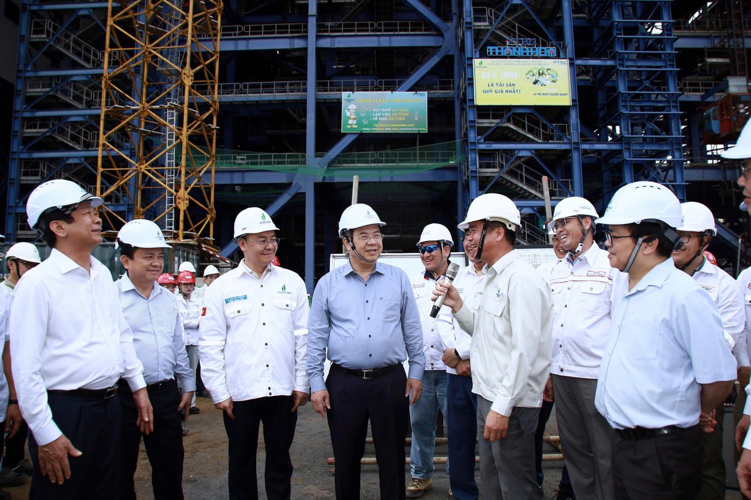 Phó Thủ tướng Thường trực Chính phủ Phạm Gia Túc kiểm tra tiến độ làm việc tại NMNĐ Long Phú 1